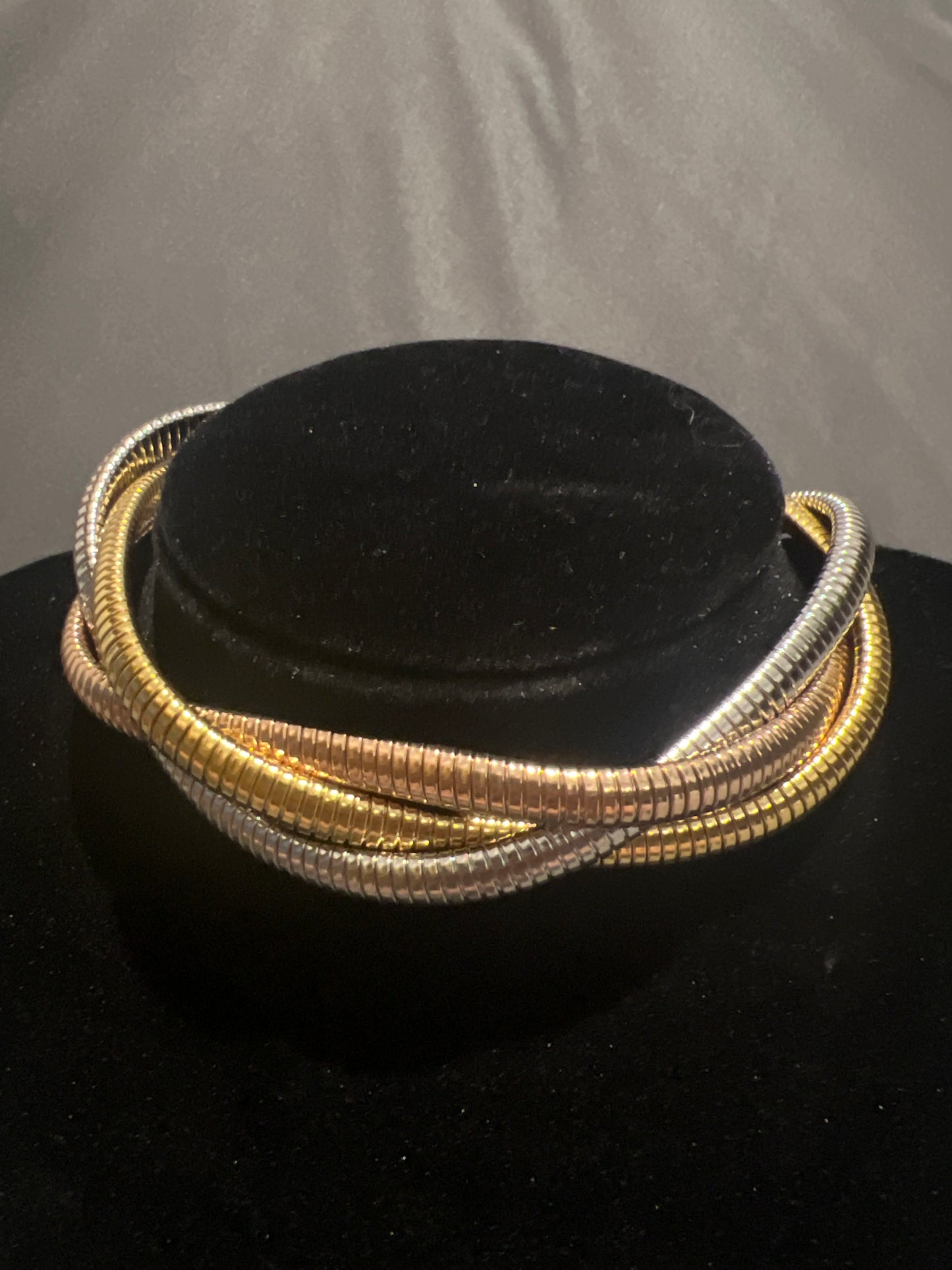 Dual tone choker